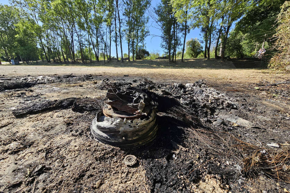 Die Überreste des Brandes am Kulki: Der BMW ist komplett zerstört worden.