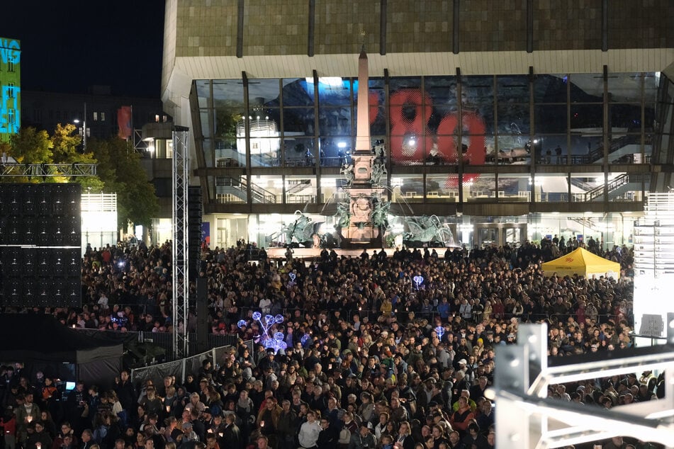 Das Lichtfest lockt traditionell immer viele Besucherinnen und Besucher in die Leipziger Innenstadt. (Archivbild)