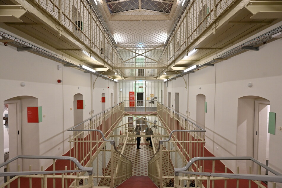 Blick in den Trakt B des ehemaligen Kaßberg-Gefängnisses. Die Zellen dienen jetzt als Gedenkräume.