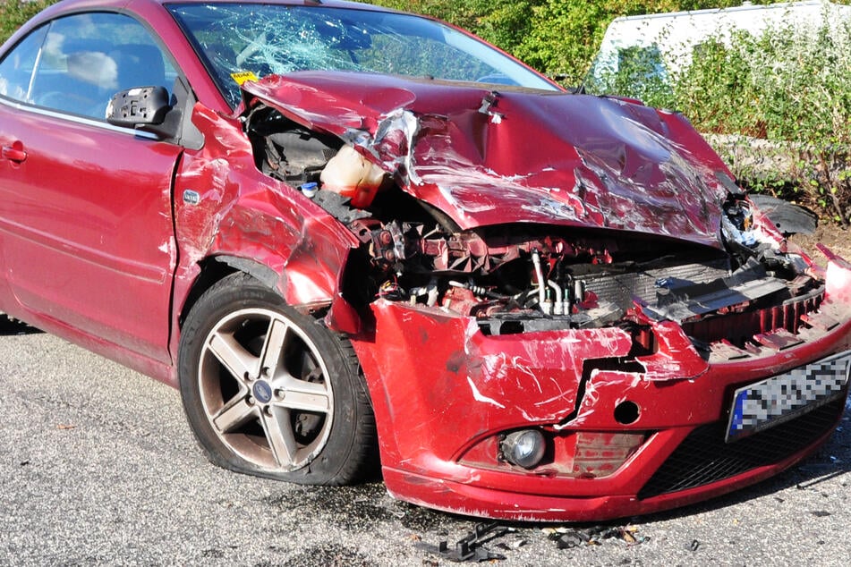 Die beiden Insassen dieses Autos wurden verletzt und in eine Klinik gebracht.