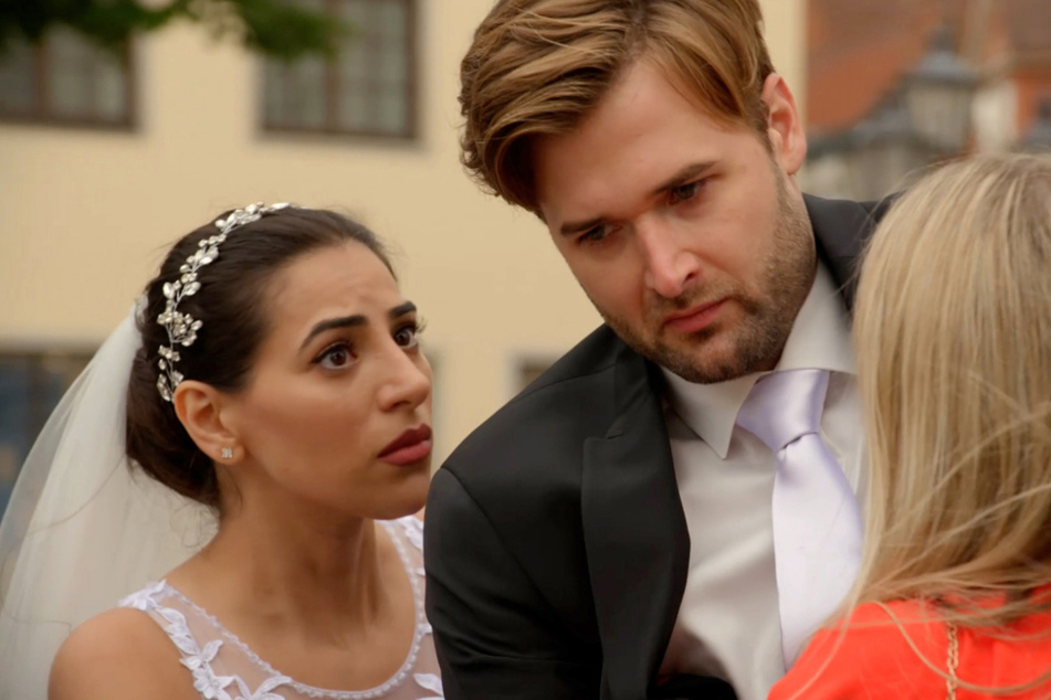 Dilay (gespielt von Ideal Kanal, links) ist in großer Sorge um Simon (Thore Lüthje), als dieser kurz vor der Hochzeit Gesundheitsprobleme bekommt.
