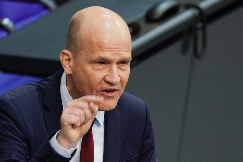 Dem Bund mehr Kompetenzen einzuräumen, begrüßte Ralph Brinkhaus (52, CDU). "Wir sind als Bundestag unglücklich darüber, dass der Spielraum, den wir den Ländern im Infektionsschutzgesetz geben, zu oft uneinheitlich ausgeübt wird", sagte er.