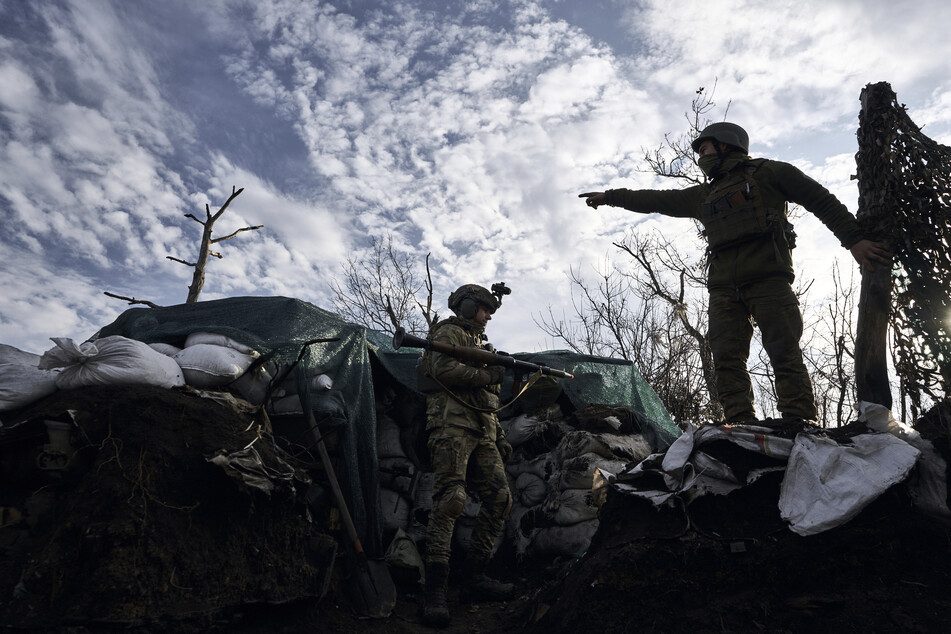 Ukrainische Soldaten gehen während der Kämpfe mit russischen Truppen in Region Donezk in Stellung.
