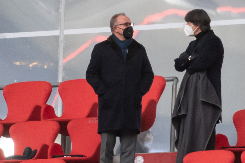 Karl-Heinz Rummenigge (l.), Vorstandsvorsitzender der FC Bayern München AG, und Bundestrainer Jogi Löw unterhalten sich auf der Tribüne.