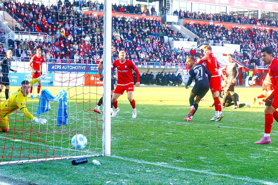 FC-Keeper Daniel Adamczyk (23, l.) war gegen Zwickaus Effizienz machtlos.