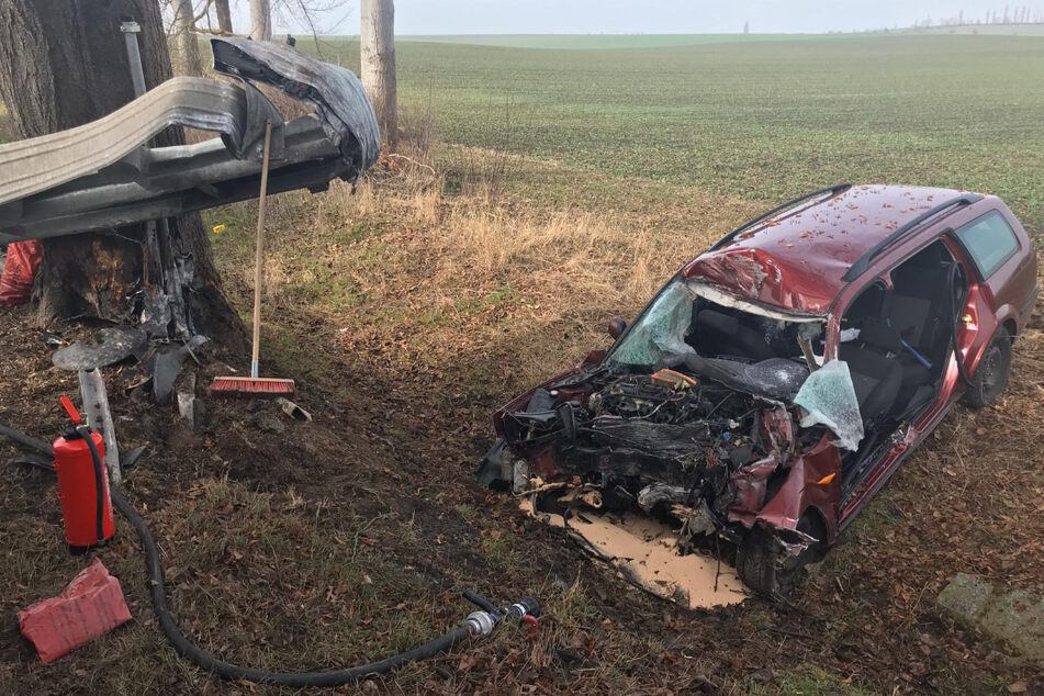 Der stark beschädigte Ford Mondeo liegt neben der Straße.