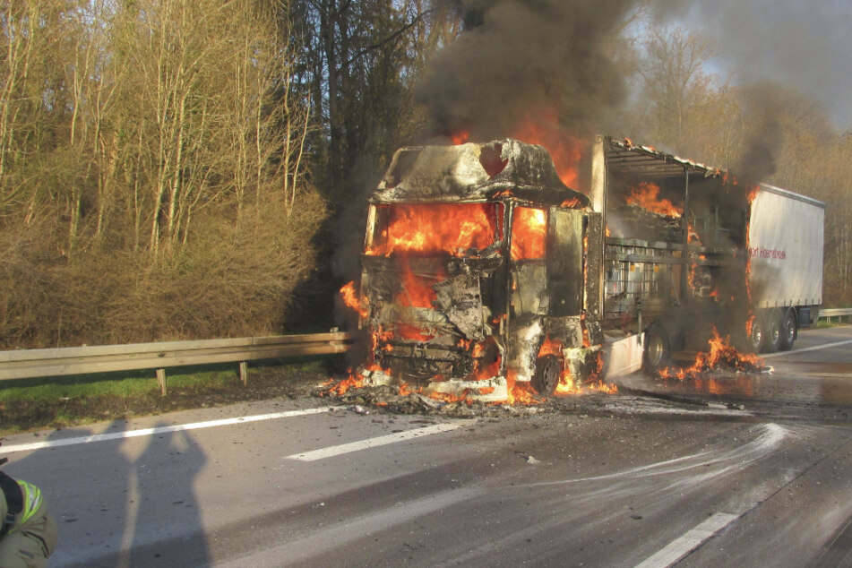 Unfall A8: Lkw in Flammen sorgt für gewaltiges Stau-Chaos! A8 in Richtung Stuttgart voll gesperrt