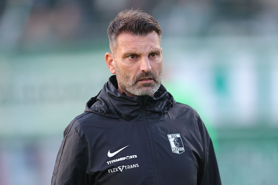 Der Verein rund um Trainer Adrian Alipour (46) stellte sich hinter seinen Spieler.
