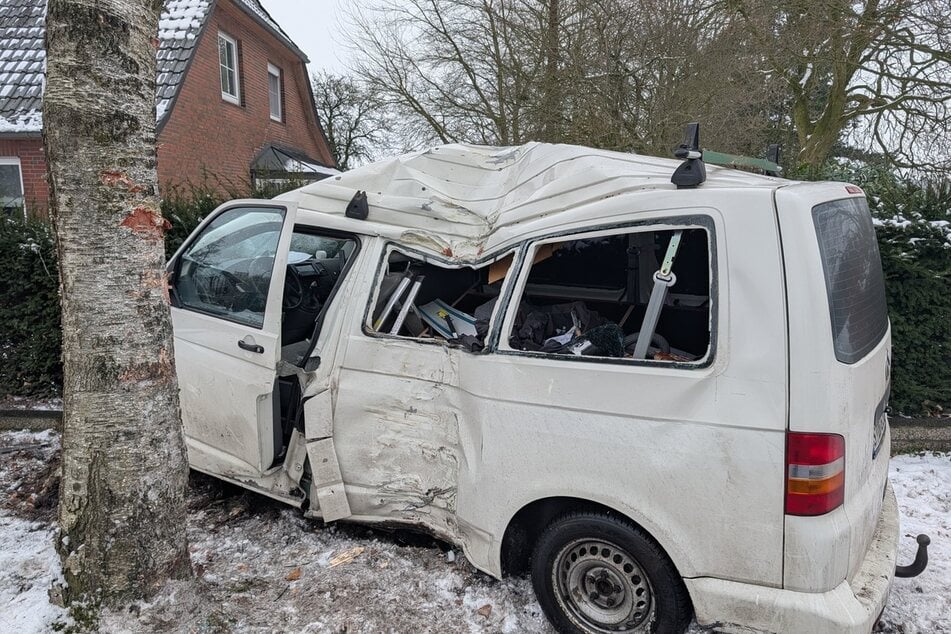 Der VW-Bus wurde bei dem Unfall vollkommen zerstört.