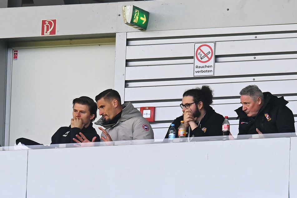 Zuletzt musste der Kapitän (2.v.l.) die Spiele im Rudolf-Harbig-Stadion von der Pressetribüne aus ansehen.