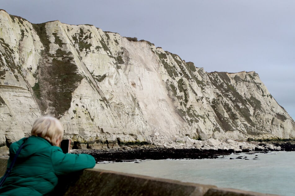 A large part of the famous white cliffs near Dover fell into the English Channel.