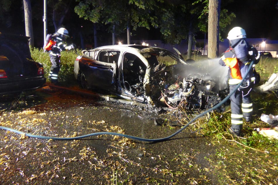 Nach dem Unfall am Donnerstag im Kasseler Stadtteil Bettenhausen brannte der teure Porsche komplett aus.