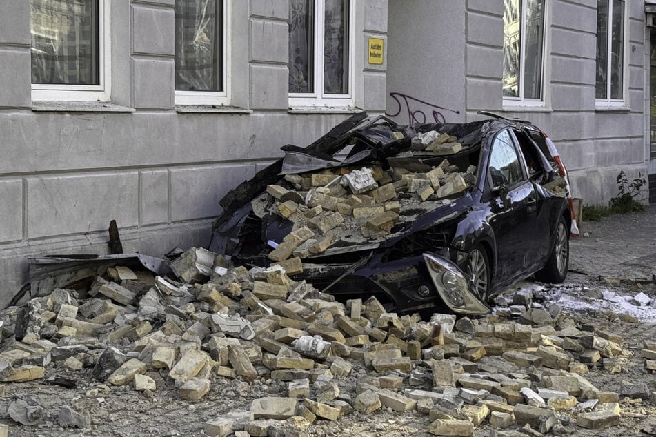 Fassadenteile begraben Auto unter sich! Haus nicht mehr bewohnbar