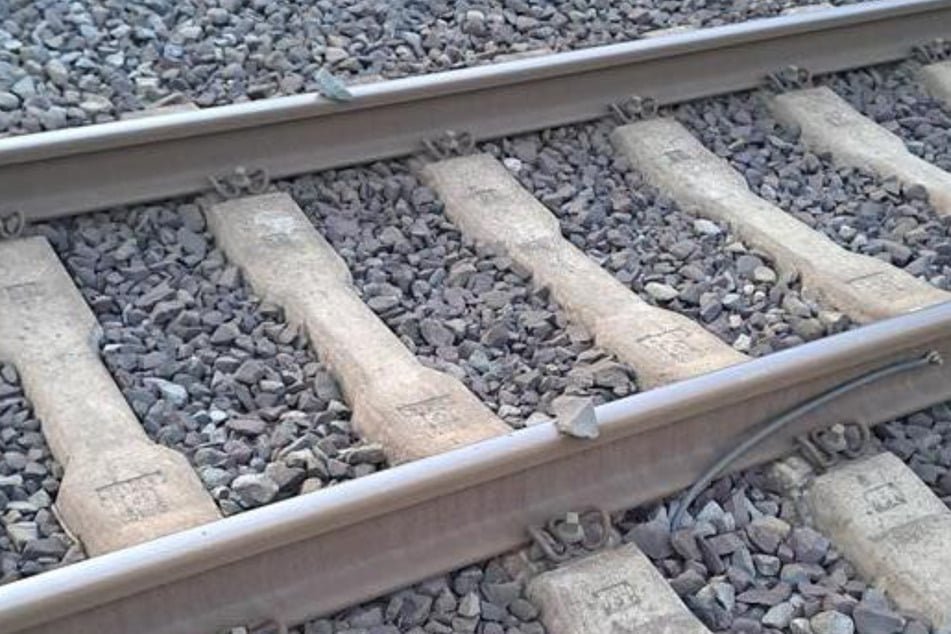 Zwei Teenager hatten Steine auf Bahngleise gelegt. Eine RB musste eine Vollbremsung hinlegen.