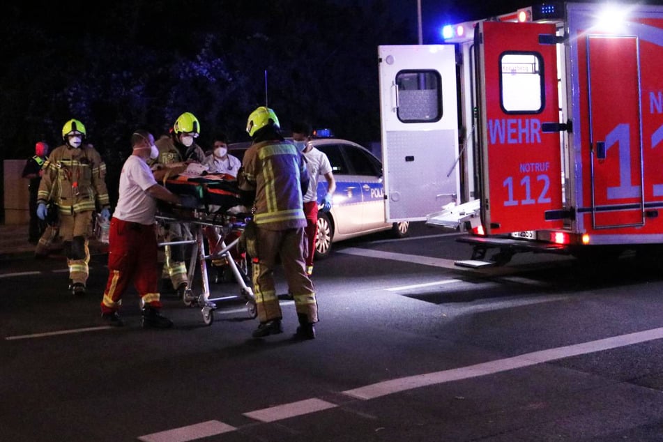 Rettungskräfte kümmern sich um den verletzten Motorradfahrer.