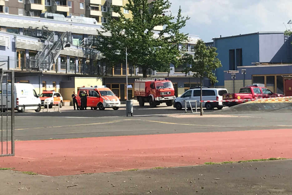 Die Einsatzkräfte sind bereits auf dem Schulgelände vor Ort.
