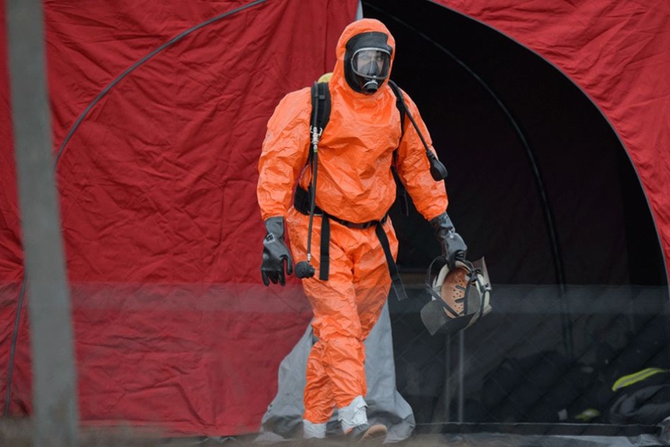 Die Feuerwehr musste bei dem Einsatz Vollschutz-Anzüge tragen (Symbolbild).