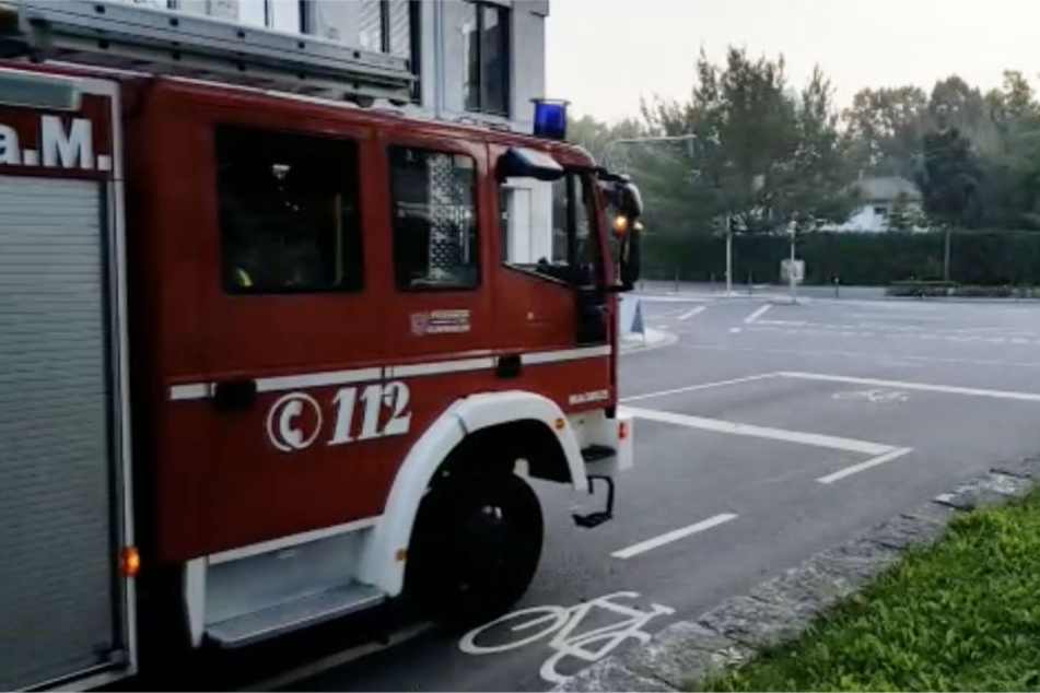 Ein Einsatzwagen der Feuerwehr im Sperrbereich im Frankfurter Westend.