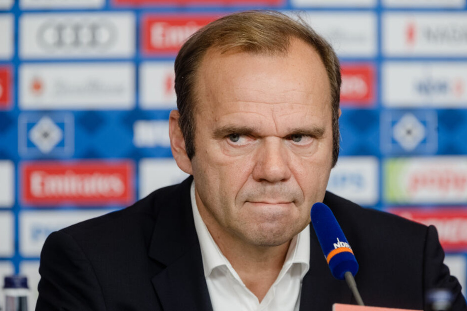 HSV-Boss Bernd Hoffmann verspricht das kontrollierte Abbrennen von Pyro-Technik noch in dieser Saison.