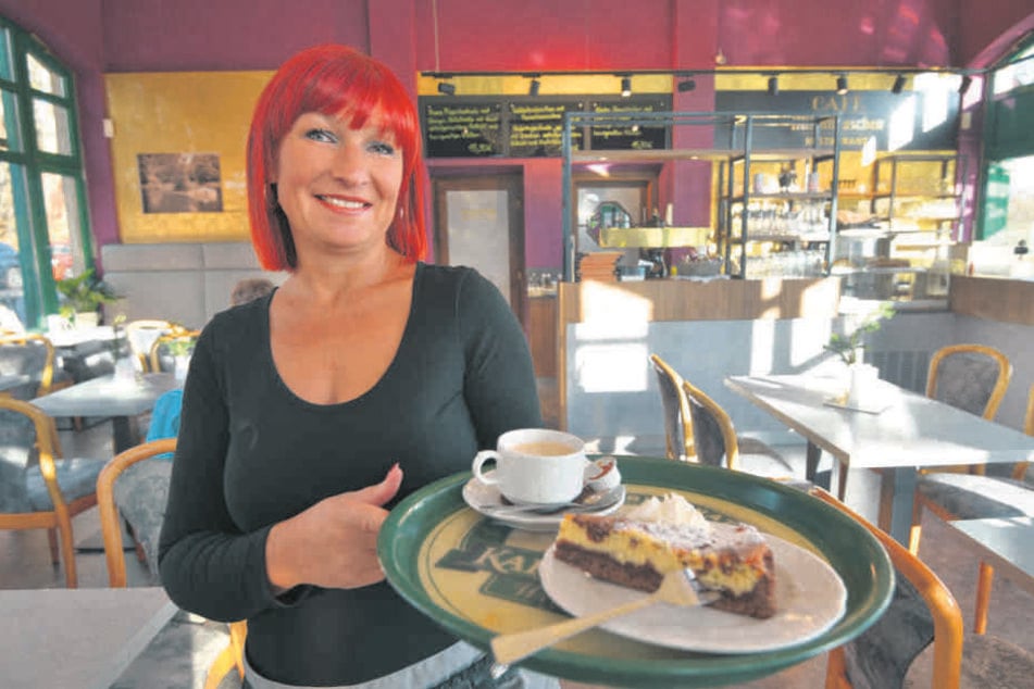 Silke Hirsch freut sich über die Wiedereröffnung ihres Cafés.