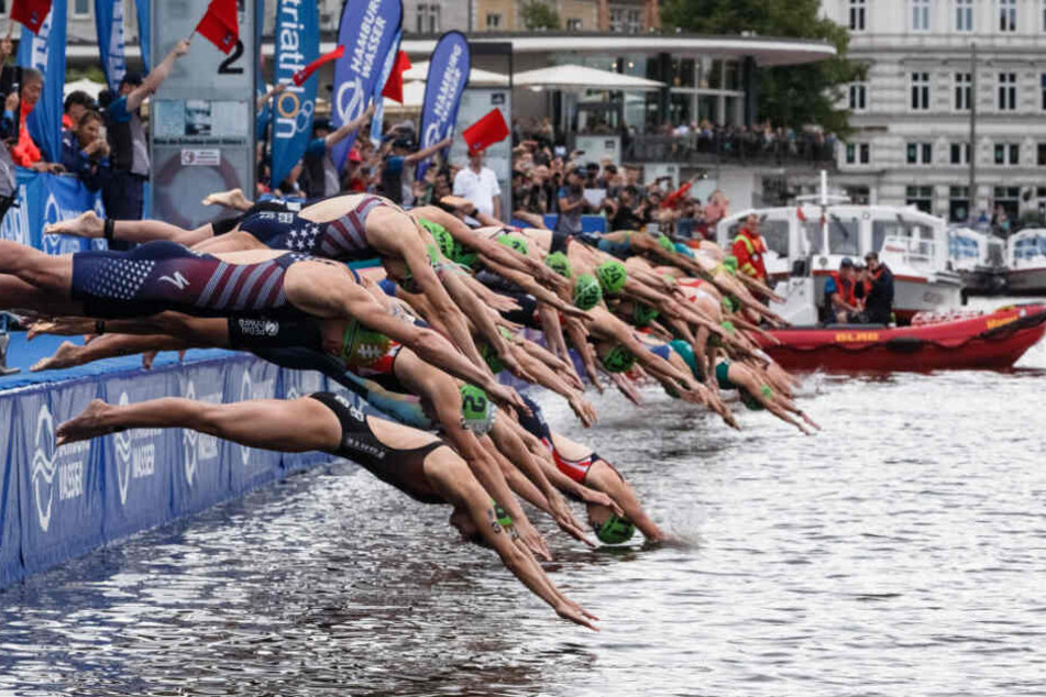 Die Sportlerinnen springen beim Start in die Alster.