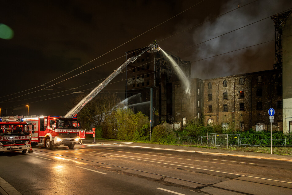 Mit zahlreichen Kräften löschte die Neusser Feuerwehr den Brand in dem leer stehenden Gebäude von außen.