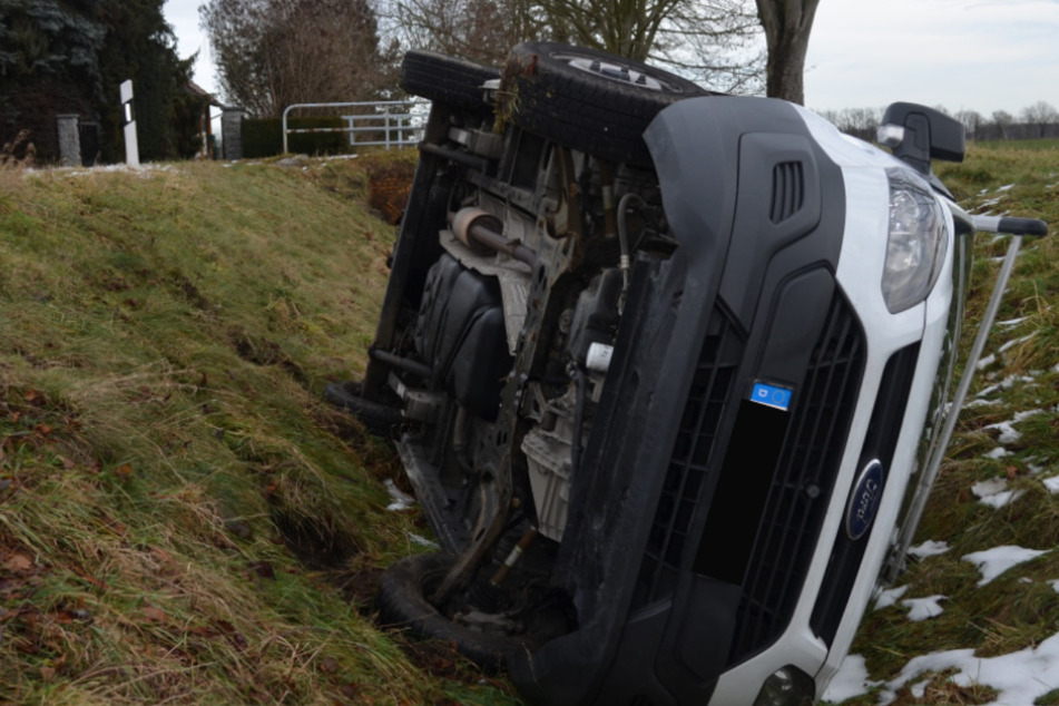 Transporter kommt bei Unfall von Fahrbahn ab und landet im Graben