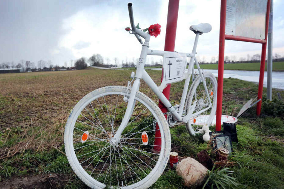 Aachen: Ein weißes Fahrrad erinnert am Ort eines Verkehrsunfalls an einen Toten.