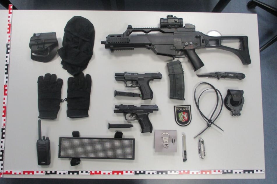 Die sichergestellten Waffen und Ausrüstungsgegenstände.
