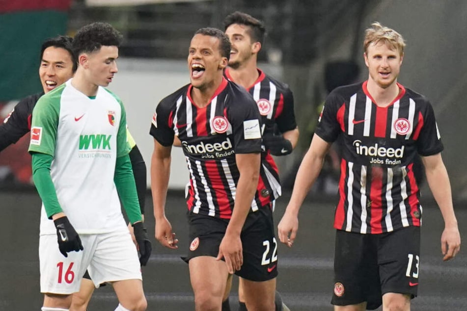 Timothy Chandler (M.) donnerte den Ball zum 1:0 für die Eintracht in die Maschen des Augsburger Kastens.