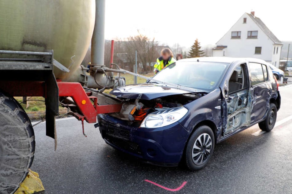 Der Dacia-Fahrer wurde bei dem Unfall schwer verletzt.