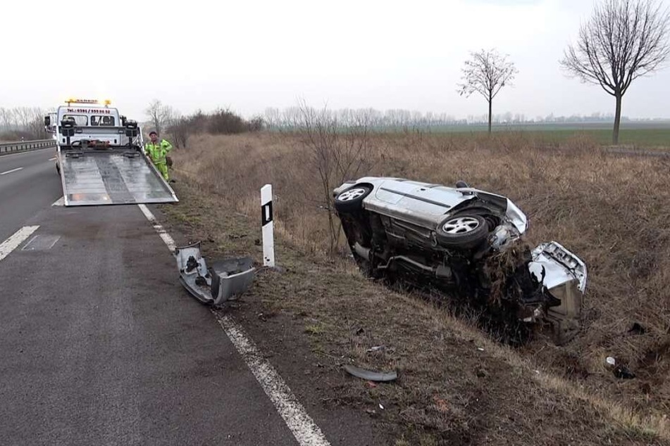 Ein Abschleppunternehmen zog den verunglückten Wagen aus dem Straßengraben.