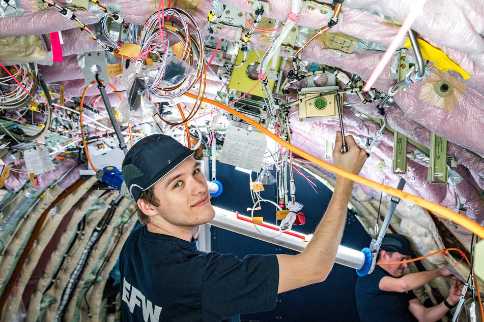 Fluggerätelektroniker Florian Boden (21) verbaut im Rahmen der Umrüstung neue elektrische Systeme, die zur Steuerung des späteren Frachtflugzeugs benötigt werden.