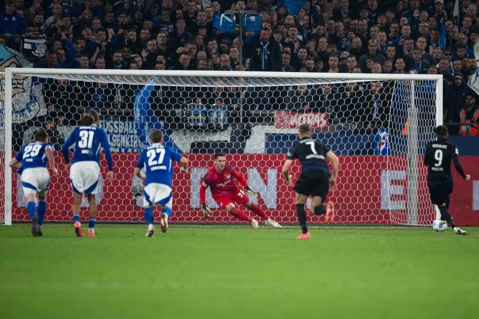 Hertha-Stürmer Smail Prevljak (29, r.) sorgt vom Punkt für den Ausgleich.