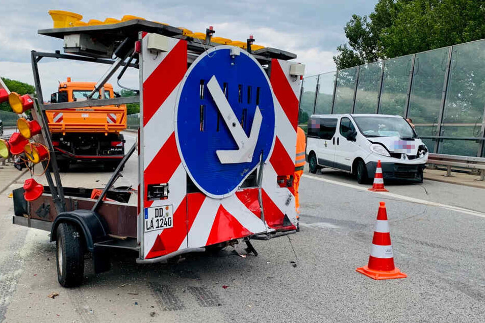Unfall auf A17: Mit Mehlwürmern beladener Transporter rast in Schilderwagen