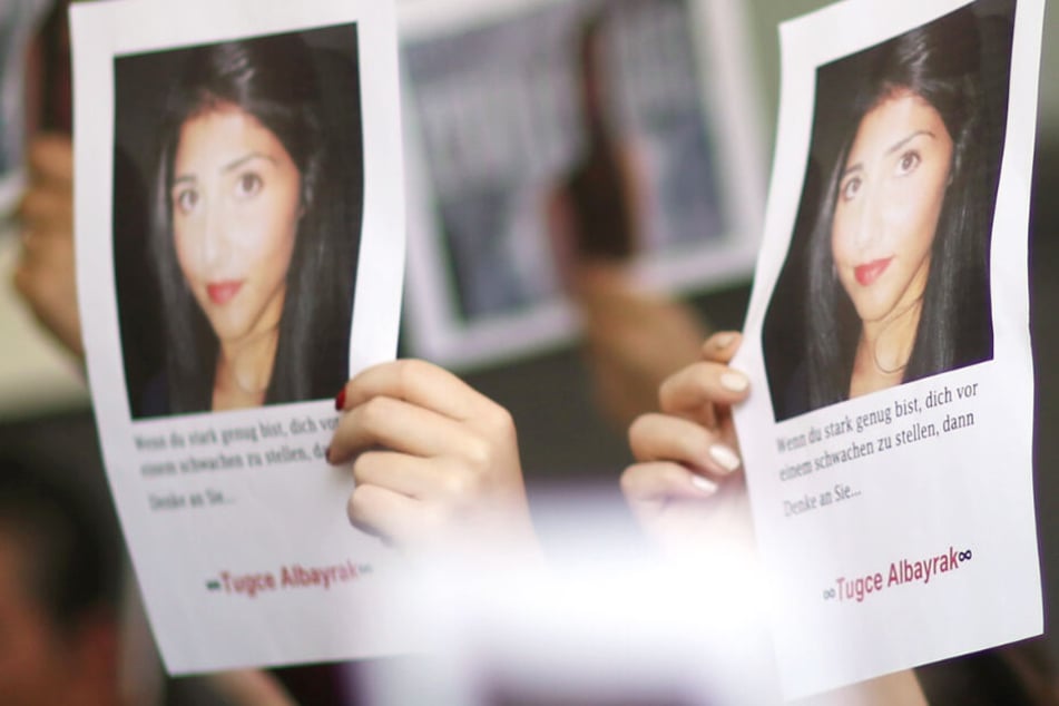 Angehörige und Freunde von Tugce trauerten im Juni 2015 vor dem Landgericht in Darmstadt und hielten Bilder der toten Studentin hoch.