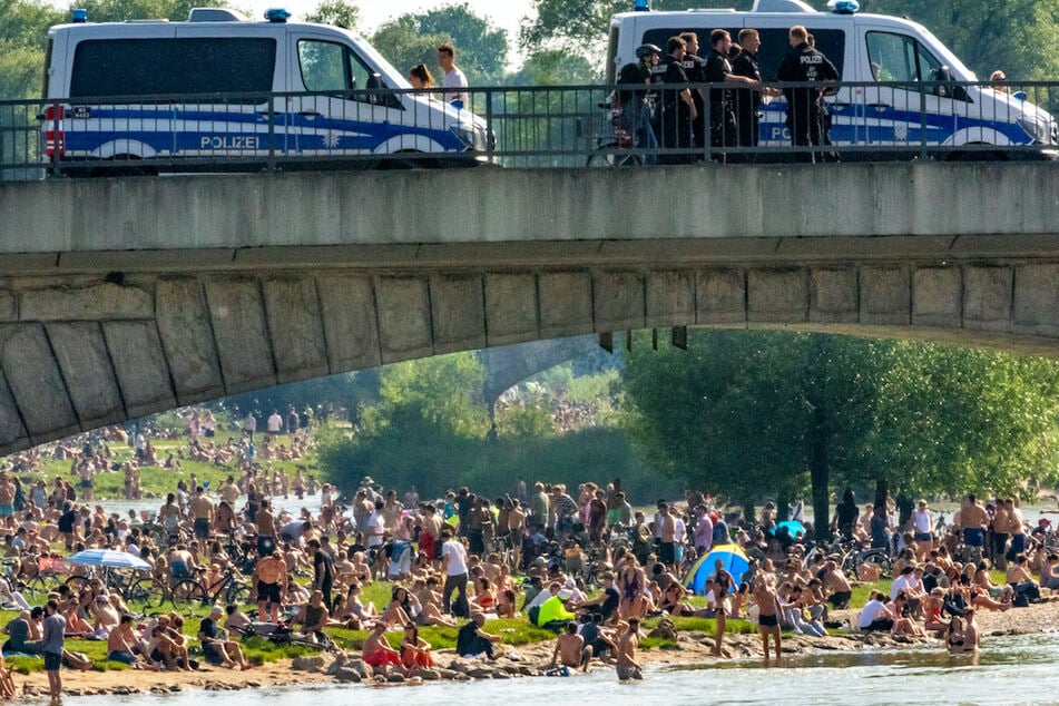 Hunderte Menschen belagern bei sommerlichen Temperaturen im Juni 2020 die Frühlingsanlagen an der Isar.