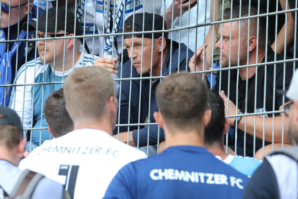 Daniel Frahn beim CFC-Spiel in Halle. Im Gästeblock saß er unter anderem neben Chris J., bekannt alsengagiertes Ex-Mitglied der rechtsgerichteten Fan-Gruppierungen "NS-Boys" sowie "Kaotic Chemnitz.
