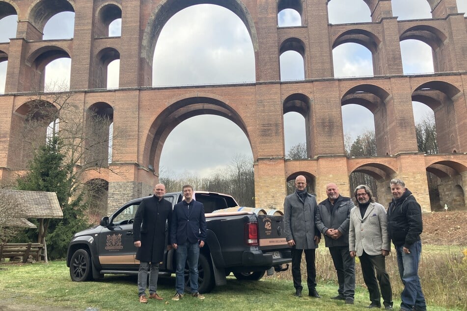 Auf einem Pick-up wurden die beiden Fässer zur Göltzschtalbrücke gefahren. Davor: Verleger Roland Hess, Markus Fischer von der DB Netz AG, Bürgermeister Mike Purfürst sowie Thomas Michalski, Frank Leichsenring und Jörg Hans von der Dresdner Whisky Manufaktur.