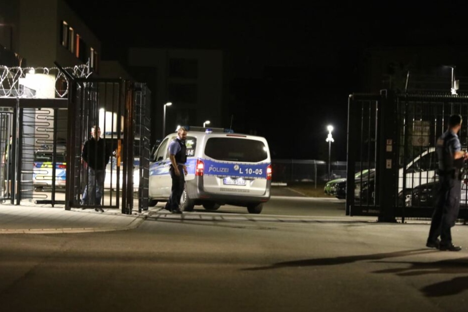 Ein Polizeiwagen fährt auf das Gelände der Unterkunft. Er wird ohne die abzuschiebende Person wieder herausfahren.