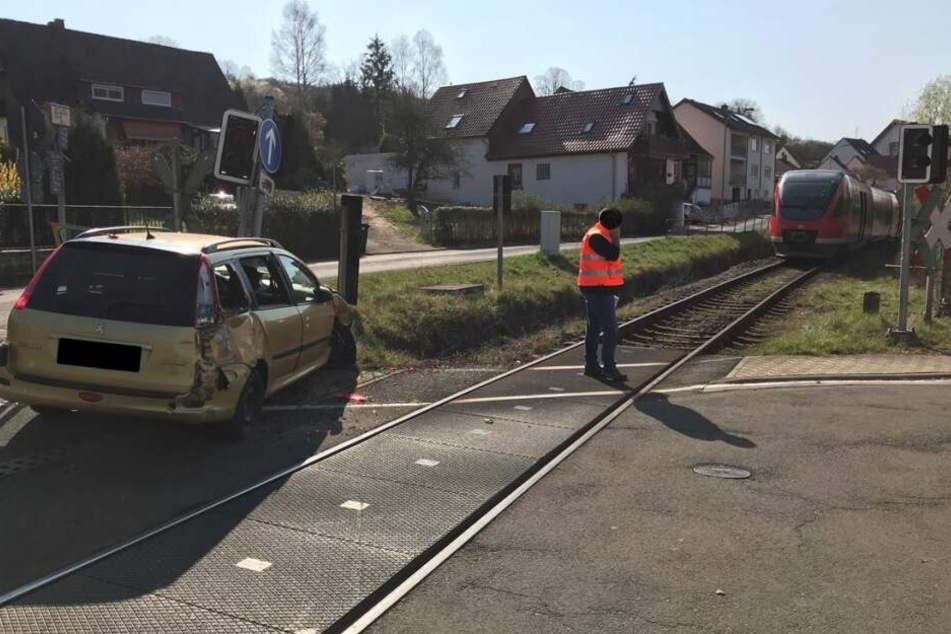 Das Auto war nach dem Zusammenstoß stark demoliert.