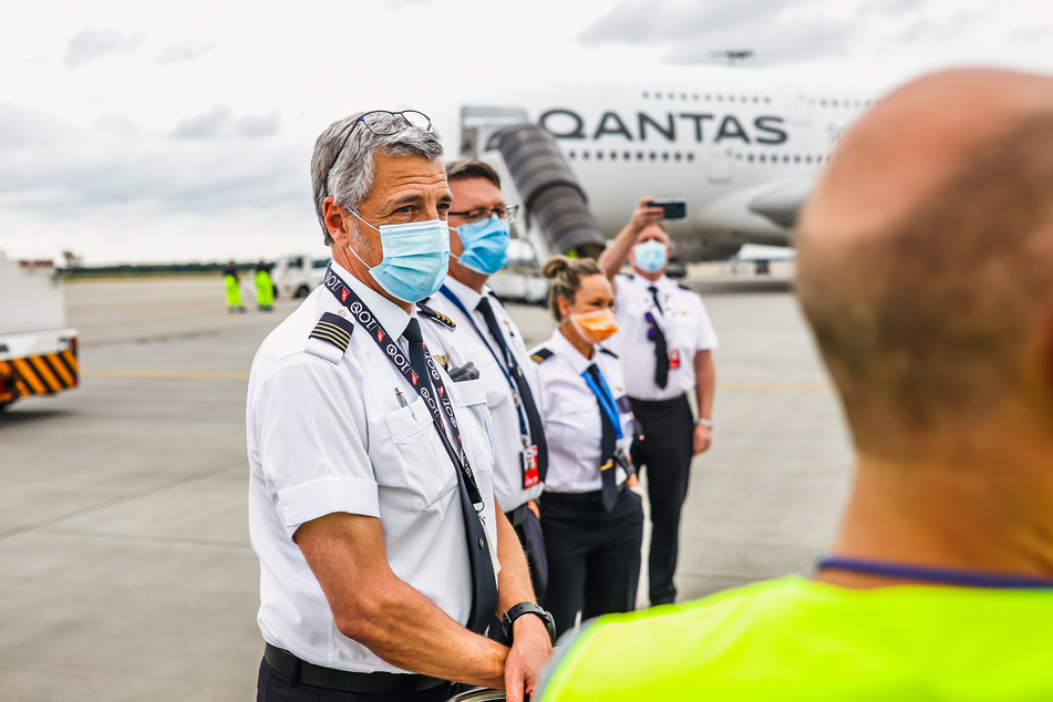 Nach der Landung stand die Qantas-Crew für Fragen zur Verfügung.