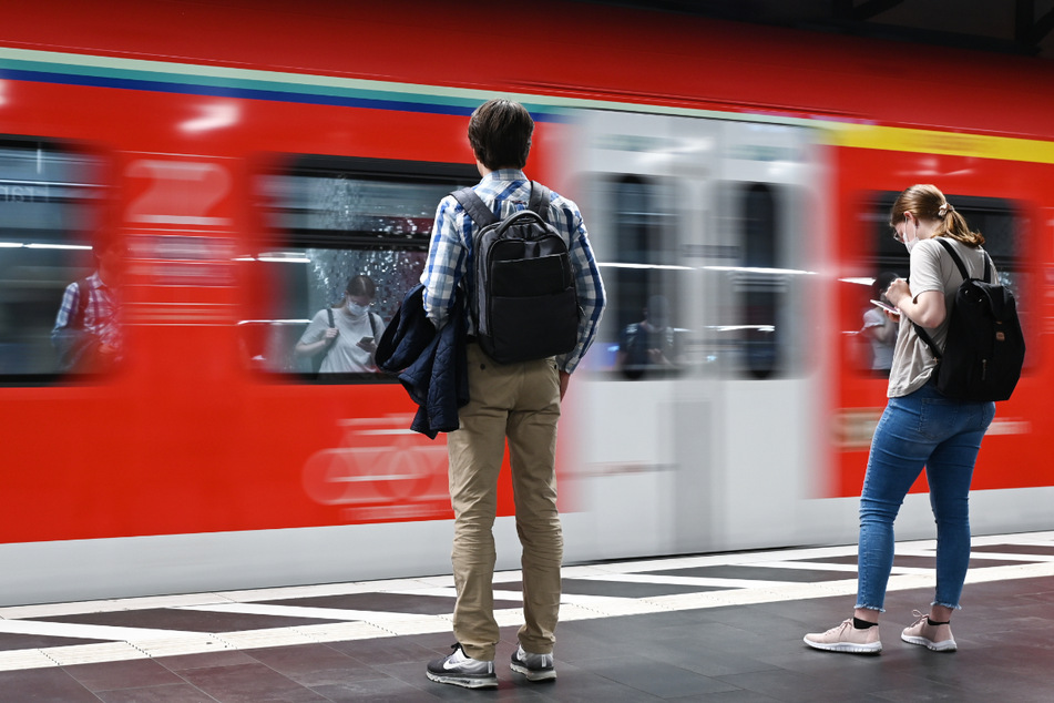 Die S-Bahnen der Deutschen Bahn sowie die U-Bahnen der VGF sind von den Sperrungen anlässlich des Ironman Frankfurt nicht betroffen.