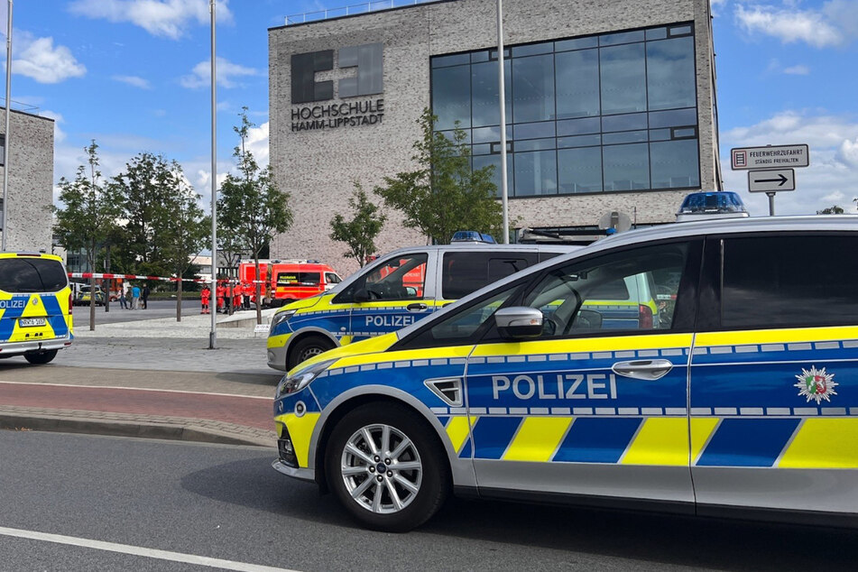 An der Hochschule Hamm-Lippstadt hat am Freitag ein Mann (34) mit einem Messer mehrere Menschen angegriffen und vier Personen verletzt, einige von ihnen schwer.