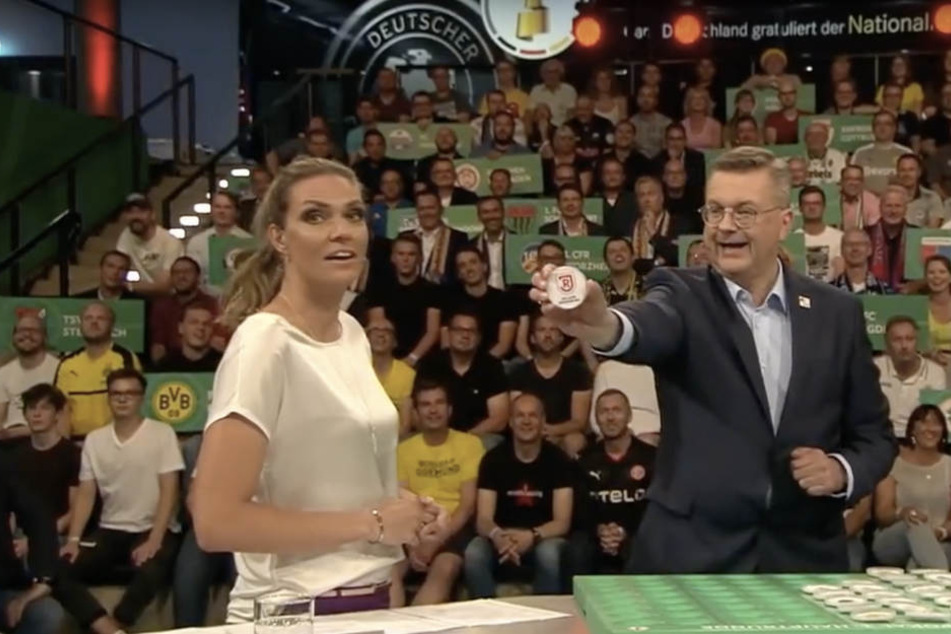 Moderatorin Julia Scharf leistete sich bei der Pokalauslosung einen peinlichen Fehler.