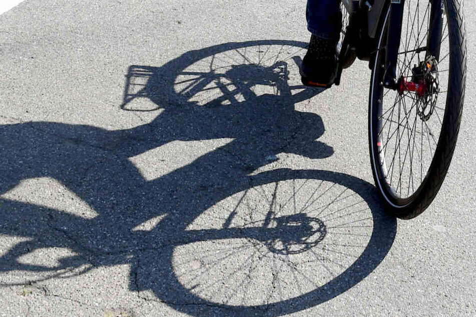 Die Frau war mit einem E-Bike auf die Gleise gefahren, als die Bahn sie erfasste. (Symbolbild)