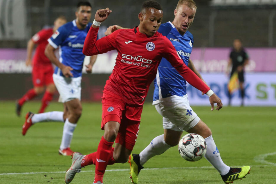 Der 18-jährige Roberto Massimo (im roten Trikot) kämpft für Arminia Bielefeld um den Ball.