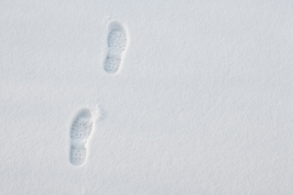 In Chemnitz sind zwei junge Männer dabei erwischt worden, wie sie ein Hakenkreuz in den Schnee trampelten. (Symbolbild)