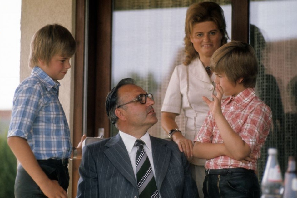Hier 1974 mit seiner Frau Hannelore und den Söhnen Walter (rechts) und Peter in ihrem Haus in Oggersheim, einem Stadtteil von Ludwigshafen.