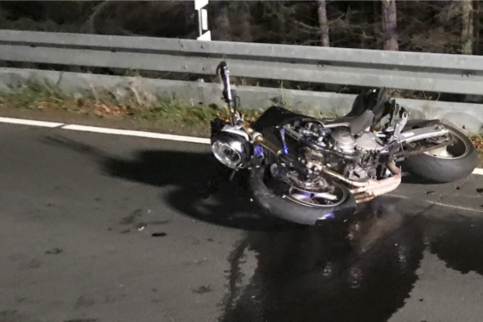Der Motorradfahrer starb noch an der Unfallstelle.